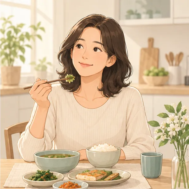 밝은 주방에서 가벼운 한 끼를 앞에 두고 편안하게 웃는 30대 여성
